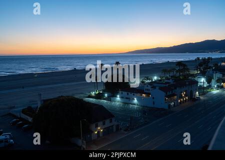 Santa Monica, California, Stati Uniti. 26th Mar, 2023. La Pacific Coast Highway al tramonto vista dal Pacific Palisades Park. Santa Monica Beach è una popolare attrazione in California con oltre 3 miglia di ampia spiaggia di sabbia, perfetta per nuotare, prendere il sole, surf e Beach volley. La spiaggia è circondata da palme, dal famoso molo di Santa Monica, dal noleggio di biciclette e da numerosi ristoranti con viste mozzafiato sul tramonto. (Credit Image: © Taidgh Barron/ZUMA Press Wire) SOLO PER USO EDITORIALE! Non per USO commerciale! Foto Stock