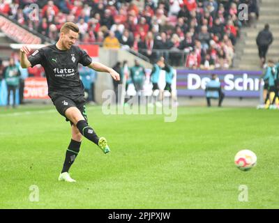 Colonia, Renania settentrionale-Vestfalia, Germania. 2nd Apr, 2023. Il difensore di Borussia Monchengladbach NICO ELVEDI (30, centro) tenta un passaggio nella partita del FC Cologne-Borussia Monchengladbach Bundesliga il 2 aprile 2023 nel RheinEnergieStadion di Colonia, Germania. (Credit Image: © Kai Dambach/ZUMA Press Wire) SOLO PER USO EDITORIALE! Non per USO commerciale! Foto Stock