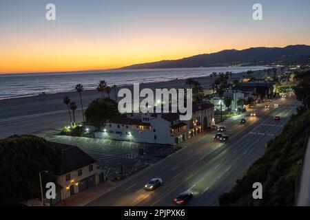 Santa Monica, California, Stati Uniti. 26th Mar, 2023. La Pacific Coast Highway al tramonto vista dal Pacific Palisades Park. Santa Monica Beach è una popolare attrazione in California con oltre 3 miglia di ampia spiaggia di sabbia, perfetta per nuotare, prendere il sole, surf e Beach volley. La spiaggia è circondata da palme, dal famoso molo di Santa Monica, dal noleggio di biciclette e da numerosi ristoranti con viste mozzafiato sul tramonto. (Credit Image: © Taidgh Barron/ZUMA Press Wire) SOLO PER USO EDITORIALE! Non per USO commerciale! Foto Stock