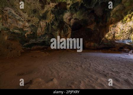 Bella vista interna delle Grotte di Quadirikiri. Sfondi naturali. Aruba. Foto Stock