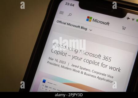 Vancouver, CANADA - Mar 29 2023 : Blog post “Introduzione a Microsoft 365 Copilot – il tuo copilot per il lavoro” visto in blogs.microsoft.com su un iPhone. Foto Stock