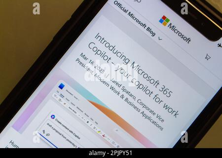 Vancouver, CANADA - Mar 29 2023 : Blog post “Introduzione a Microsoft 365 Copilot – il tuo copilot per il lavoro” visto in blogs.microsoft.com su un iPhone. Foto Stock
