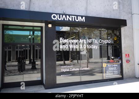 Santa Monica, California, Stati Uniti. 25th Mar, 2023. Uno storefront Quantum per Web 3,0 NFT e criptovaluta fuori dal business e in affitto in mezzo al crash cripto. Le criptovalute come Bitcoin e Ethereum sono fortemente diminuite dopo che la Federal Reserve ha aumentato i tassi di interesse, causando il collasso di aziende come FTX, Silvergate e Silicon Valley Bank. Il Third Street Promenade di Santa Monica è un famoso quartiere pedonale per lo shopping e i ristoranti che ospita artisti di strada, cinema e una varietà di negozi e ristoranti. La zona ha affrontato il saccheggio pesante nel periodo successivo Foto Stock