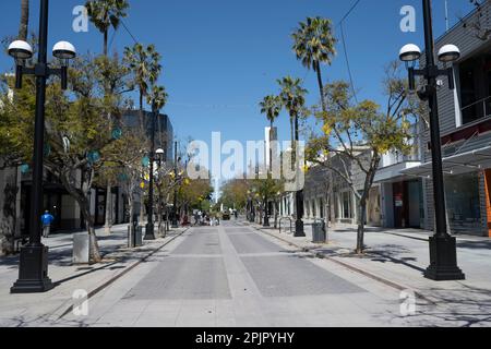 Santa Monica, California, Stati Uniti. 25th Mar, 2023. Il Third Street Promenade di Santa Monica è un famoso quartiere pedonale per lo shopping e i ristoranti che ospita artisti di strada, cinema e una varietà di negozi e ristoranti. La zona ha affrontato i saccheggi pesanti in seguito alle rivolte del 2020 in seguito all'assassinio di George Floyd.Real estate, politica della California, California del Sud, Gavin Newsom, basso, immobiliare, carenza di alloggi, tassi di interesse, silicon valley, industria tecnologica, Silicon Beach, abbordabilità, inflazione, LA, Los Angeles, Hollywood, film e intrattenimento Foto Stock