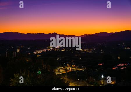 Vista panoramica del tramonto sulle Smoky Mountains da Asheville, North Carolina Foto Stock