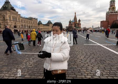 Mosca, Russia. 1st aprile 2023. Un turista dalla Cina prende un selfie sulla Piazza Rossa nel centro di Mosca, Russia Foto Stock