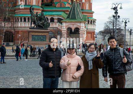 Mosca, Russia. 1st aprile 2023. Un gruppo di turisti cinesi è fotografato sulla Piazza Rossa nel centro di Mosca, Russia Foto Stock