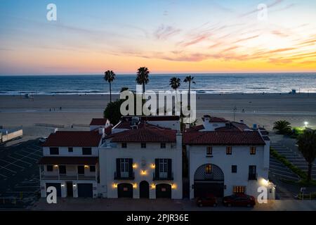 Santa Monica, California, Stati Uniti. 26th Mar, 2023. Tramonto lungo Santa Monica Beach e la Pacific Coast Highway (PCH) con case sul lungomare. Santa Monica Beach è una popolare attrazione in California con oltre 3 miglia di ampia spiaggia di sabbia, perfetta per nuotare, prendere il sole, surf e Beach volley. La spiaggia è circondata da palme, il famoso molo di Santa Monica, noleggio biciclette e molti ristoranti con viste mozzafiato del tramonto. Immobiliare, politica della California, California del Sud, Gavin Newsom, Bass, immobiliare, carenza di alloggi, tassi di interesse, silicon valley, tecnologia i Foto Stock