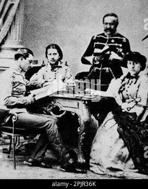 Duca Alessandro di Wurtemberg e figli (da sinistra a destra): Conte Francesco di Hohenstein (poi principe Francesco di Teck, e successivamente duca di Teck), contessa Claudine (poi principessa Claudine di Teck) e contessa Amelie di Hohenstein (poi sposata contessa Amelie di Hügel) Foto Stock