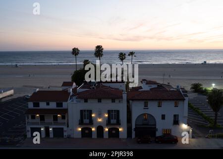 Santa Monica, California, Stati Uniti. 26th Mar, 2023. Tramonto lungo Santa Monica Beach e la Pacific Coast Highway (PCH) con case sul lungomare. Santa Monica Beach è una popolare attrazione in California con oltre 3 miglia di ampia spiaggia di sabbia, perfetta per nuotare, prendere il sole, surf e Beach volley. La spiaggia è circondata da palme, il famoso molo di Santa Monica, noleggio biciclette e molti ristoranti con viste mozzafiato del tramonto. Immobiliare, politica della California, California del Sud, Gavin Newsom, Bass, immobiliare, carenza di alloggi, tassi di interesse, silicon valley, tecnologia i Foto Stock