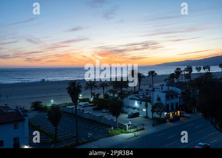 Santa Monica, California, Stati Uniti. 26th Mar, 2023. Tramonto lungo Santa Monica Beach e la Pacific Coast Highway (PCH) con case sul lungomare. Santa Monica Beach è una popolare attrazione in California con oltre 3 miglia di ampia spiaggia di sabbia, perfetta per nuotare, prendere il sole, surf e Beach volley. La spiaggia è circondata da palme, il famoso molo di Santa Monica, noleggio biciclette e molti ristoranti con viste mozzafiato del tramonto. Immobiliare, politica della California, California del Sud, Gavin Newsom, Bass, immobiliare, carenza di alloggi, tassi di interesse, silicon valley, tecnologia i Foto Stock