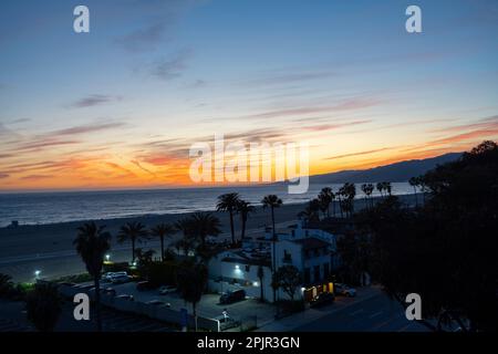 Santa Monica, California, Stati Uniti. 26th Mar, 2023. Tramonto lungo Santa Monica Beach e la Pacific Coast Highway (PCH) con case sul lungomare. Santa Monica Beach è una popolare attrazione in California con oltre 3 miglia di ampia spiaggia di sabbia, perfetta per nuotare, prendere il sole, surf e Beach volley. La spiaggia è circondata da palme, il famoso molo di Santa Monica, noleggio biciclette e molti ristoranti con viste mozzafiato del tramonto. Immobiliare, politica della California, California del Sud, Gavin Newsom, Bass, immobiliare, carenza di alloggi, tassi di interesse, silicon valley, tecnologia i Foto Stock