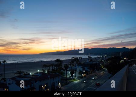 Santa Monica, California, Stati Uniti. 26th Mar, 2023. Tramonto lungo Santa Monica Beach e la Pacific Coast Highway (PCH) con case sul lungomare. Santa Monica Beach è una popolare attrazione in California con oltre 3 miglia di ampia spiaggia di sabbia, perfetta per nuotare, prendere il sole, surf e Beach volley. La spiaggia è circondata da palme, il famoso molo di Santa Monica, noleggio biciclette e molti ristoranti con viste mozzafiato del tramonto. Immobiliare, politica della California, California del Sud, Gavin Newsom, Bass, immobiliare, carenza di alloggi, tassi di interesse, silicon valley, tecnologia i Foto Stock