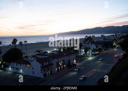 Santa Monica, California, Stati Uniti. 26th Mar, 2023. Tramonto lungo Santa Monica Beach e la Pacific Coast Highway (PCH) con case sul lungomare. Santa Monica Beach è una popolare attrazione in California con oltre 3 miglia di ampia spiaggia di sabbia, perfetta per nuotare, prendere il sole, surf e Beach volley. La spiaggia è circondata da palme, il famoso molo di Santa Monica, noleggio biciclette e molti ristoranti con viste mozzafiato del tramonto. Immobiliare, politica della California, California del Sud, Gavin Newsom, Bass, immobiliare, carenza di alloggi, tassi di interesse, silicon valley, tecnologia i Foto Stock