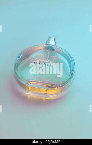 Mosca, Russia - 10 dicembre 2022: Chanel Chance eau fresco stand su un tavolo di vetro di colore blu Foto Stock