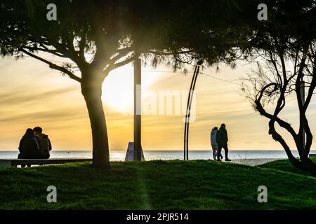 La silhouette delle persone al crepuscolo a Quarteira, Portogallo. Foto Stock