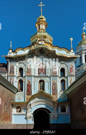Porta Chiesa della Trinità (costruita nel 1108) di Kyiv Pechersk Lavra, Kyiv Ucraina Foto Stock