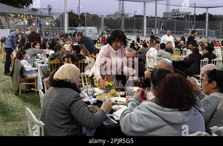 JAFFA, ISRAELE - 3 APRILE: Ebrei e musulmani condividono un pasto Iftar insieme dopo la pausa del digiuno Ramadan durante un evento di incontro Iftar organizzato dalla municipalità di Tel Aviv il 3 aprile 2023 a Jaffa, Israele. Ramadan è descritto come un mese santo di sacrificio e di culto per il popolo musulmano, ed è il mese più sacro del calendario islamico. Credit: Eddie Gerald/Alamy Live News Foto Stock