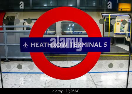 HEATHROW, LONDRA, Regno Unito, 9th MARZO 2023: Stazione della metropolitana di Londra al Terminal 5 di Heathrow Foto Stock