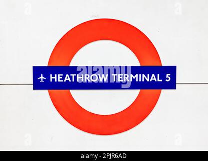 HEATHROW, LONDRA, Regno Unito, 9th MARZO 2023: Stazione della metropolitana di Londra al Terminal 5 di Heathrow Foto Stock