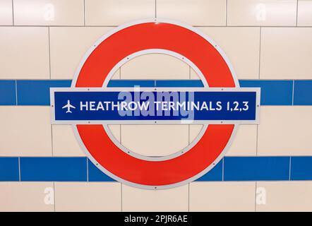 HEATHROW, LONDRA, Regno Unito, 9th MARZO 2023: Stazione della metropolitana di Londra ai Terminal 1,2 e 3 di Heathrow Foto Stock