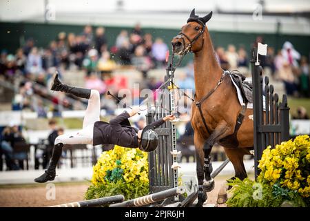 Bliss Heers of the United States sbatte la cima del suo cavallo dopo aver rifiutato un salto durante un evento di salto Major League Show nel 2021. Foto Stock