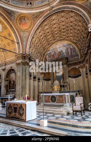 Santa Maria presso San Satiro (Santa Maria presso San Satiro) è una chiesa di Milano. La chiesa è nota per la sua falsa abside, un primo esempio di trompe Foto Stock