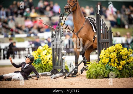Bliss Heers of the United States sbatte la cima del suo cavallo dopo aver rifiutato un salto durante un evento di salto Major League Show nel 2021. Foto Stock