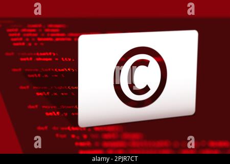 Protezione dei diritti d'autore del codice di programmazione, illustrazione del concetto. Simbolo di copyright bianco sullo schermo con testo del programma. Tonalità di colore rosso. Foto Stock