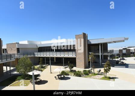 IRIVNE, CALIFORNIA - 2 aprile 2023: Edificio scolastico nel campus della Scuola superiore di Portola. Foto Stock