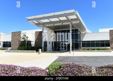 IRIVNE, CALIFORNIA - 2 aprile 2023: Edificio amministrativo nel campus della Scuola superiore di Portola. Foto Stock