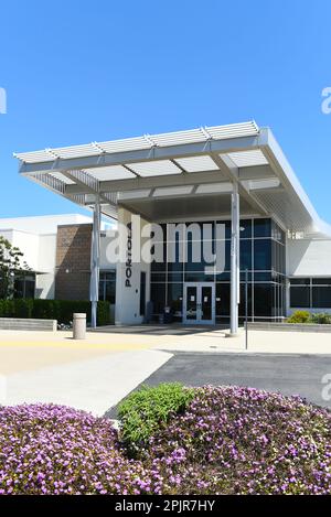 IRIVNE, CALIFORNIA - 2 aprile 2023: Edificio amministrativo nel campus della Scuola superiore di Portola. Foto Stock