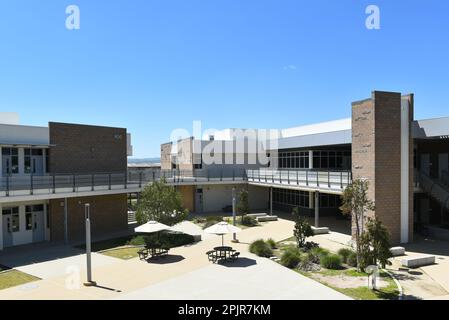 IRIVNE, CALIFORNIA - 2 aprile 2023: Edifici scolastici nel campus della Scuola superiore di Portola. Foto Stock