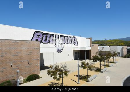 IRIVNE, CALIFORNIA - 2 aprile 2023: Gli edifici della palestra e della sala Locker del Campus della Scuola superiore di Portola. Foto Stock