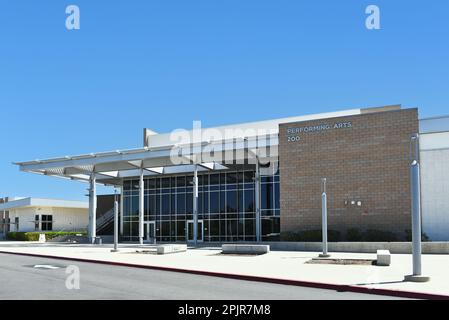 IRIVNE, CALIFORNIA - 2 aprile 2023: L'edificio delle arti dello spettacolo nel campus della High School di Portola. Foto Stock