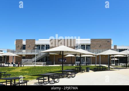 IRIVNE, CALIFORNIA - 2 aprile 2023: Edifici quadrupli e ad aula nel campus della Scuola superiore di Portola. Foto Stock