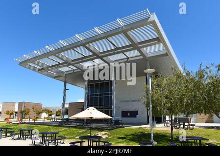 IRIVNE, CALIFORNIA - 2 aprile 2023: L'edificio del Centro studenti del Campus della Scuola superiore di Portola. Foto Stock