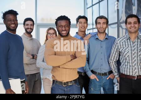 Ritratto di multiculturale Ufficio personale in piedi nella lobby Foto Stock