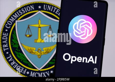 Logo aziendale OPENAI visto sullo smartphone, e logo FTC Federal Trade Commission sullo sfondo. Concetto. Stafford, Regno Unito, 3 aprile 2023 Foto Stock