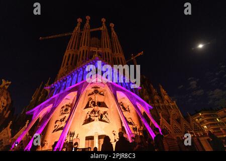 Barcellona, Spagna. 3rd Apr, 2023. La facciata della Passione della Sagrada Familia è illuminata per trasmettere la storia della Passione e della morte di Gesù Cristo attraverso la musica e il testo. Credit: Matthias Oesterle/Alamy Live News Foto Stock