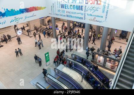 GERUSALEMME, ISRAELE - Febbraio 20 2023: Lobby di vetro esterna della nuova stazione ferroviaria della metropolitana a Gerusalemme la gente cavalca la scala mobile durante la corsa h Foto Stock