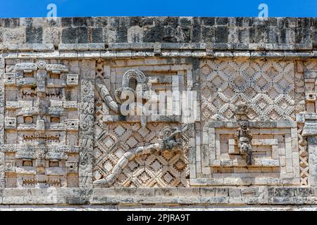 Intagli murali Maya al Nunnery Quadrangle, Uxmal, Yucatan, Messico Foto Stock