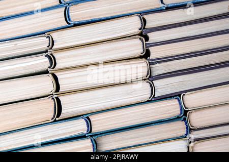 I vecchi libri fatiscenti si trovano in diagonale. Sfondo di alta qualità per il layout. Vista dall'alto con spazio di copia Foto Stock