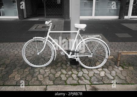 ghost bike o ghostcycle o whitecycle roadside memorial per ciclista ucciso in un incidente stradale Foto Stock