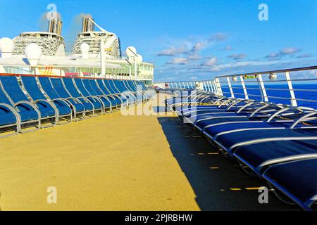 Sedie a sdraio allineate sul ponte delle navi Foto Stock