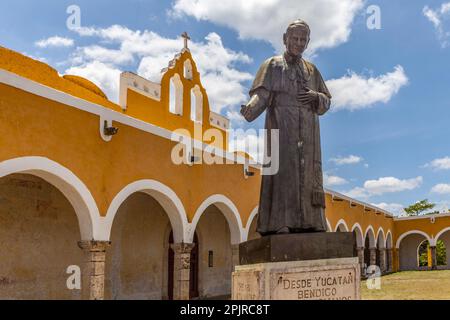 Statua di Papa Giovanni Paolo II, eretta dopo la sua visita nel 1993, nell'atrio del Monastero di San Antonio de Padova a Izamal, Yucatan, Messico Foto Stock