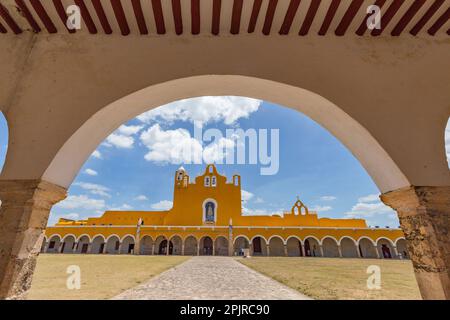 Archi e atrio del Monastero di San Antonio de Padova a Izamal, Yucatan, Messico Foto Stock