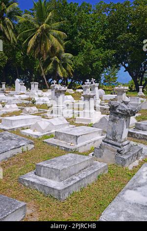 Tombe più di 100 anni in un cimitero, la Digue Island, Seychelles Foto Stock