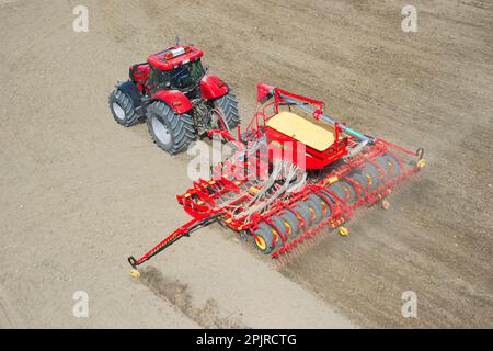 Case 225 trattore CVX con seminatrice Vaderstad Rapid A 600S, seminatrice per seminativi, Upplands Vasby, Svezia Foto Stock