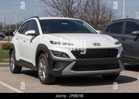 Avon - circa Aprile 2023: Hyundai Kona espositore presso una concessionaria. Hyundai offre il Kona nei modelli se, SEL, N Line e Limited. Foto Stock